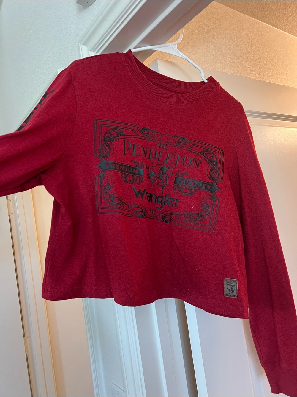 Wrangler Women’s cropped Red Long-Sleeve Graphic Tee